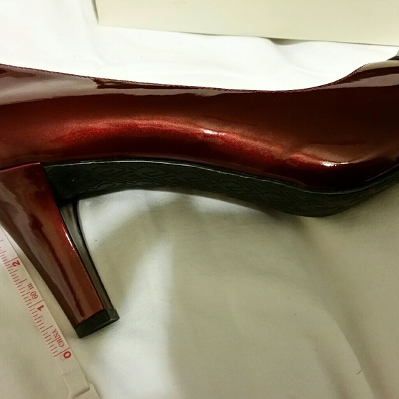 Red Fantasia pump by Liz Claiborne - Picture 2 of 6